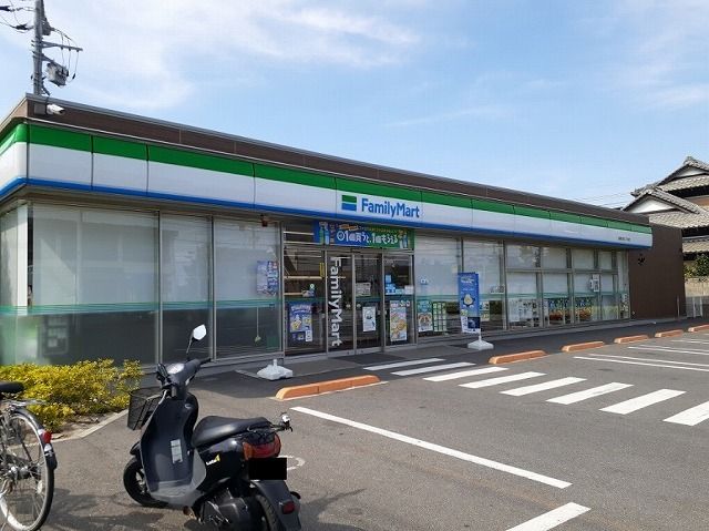 コンビニ　ファミリーマート（コンビニ）まで1800m