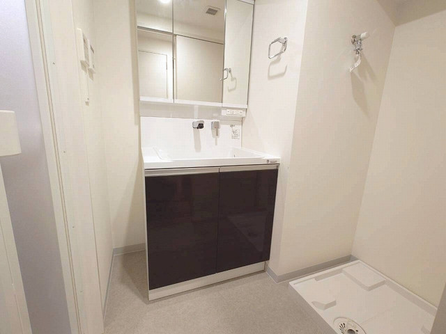 洗面設備　三面鏡付き洗面台