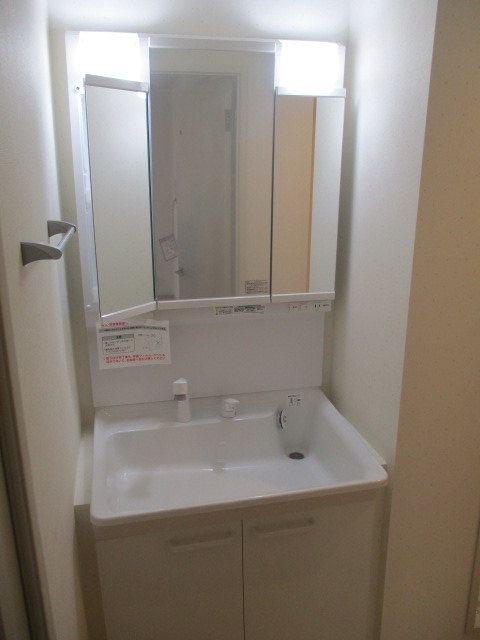 洗面設備　忙しい朝に嬉しい三面鏡付シャンプードレッサー