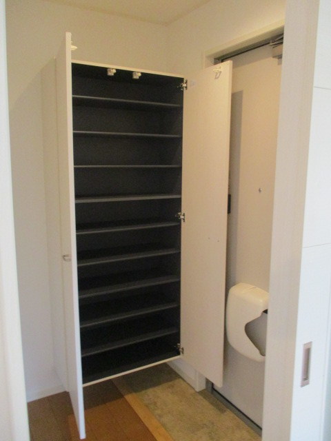 玄関　玄関には大型シューズボックス