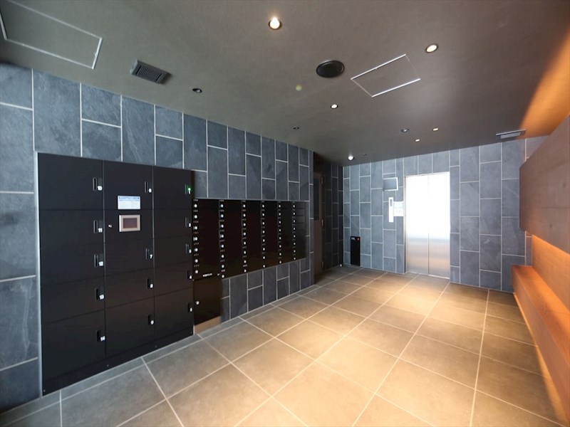 エントランス　エントランス　オートロック　宅配ＢＯＸ　防犯カメラ