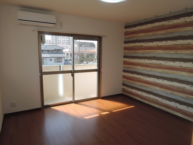 居室・リビング　アクセントクロスを効かせたオシャレな空間に♪