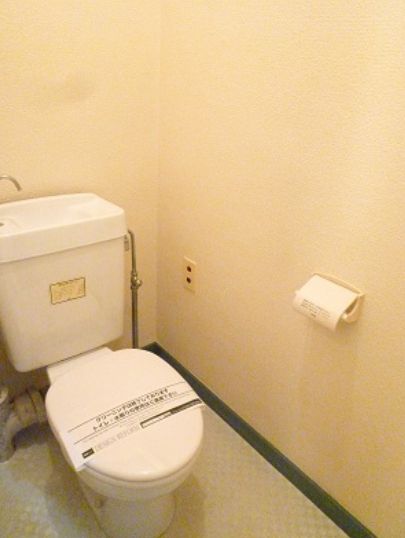 トイレ　別号室の参考写真になります。