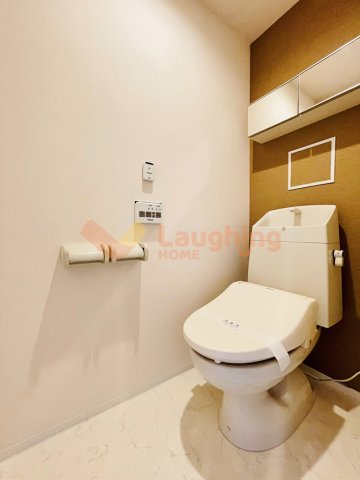 トイレ　落ち着いた色調のトイレです