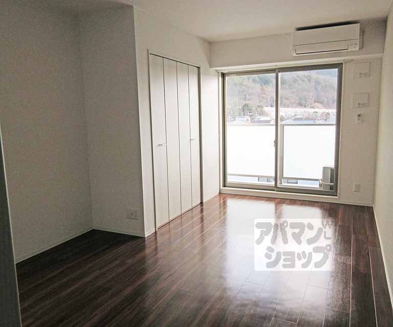 居室・リビング　シックな床色のお部屋です。