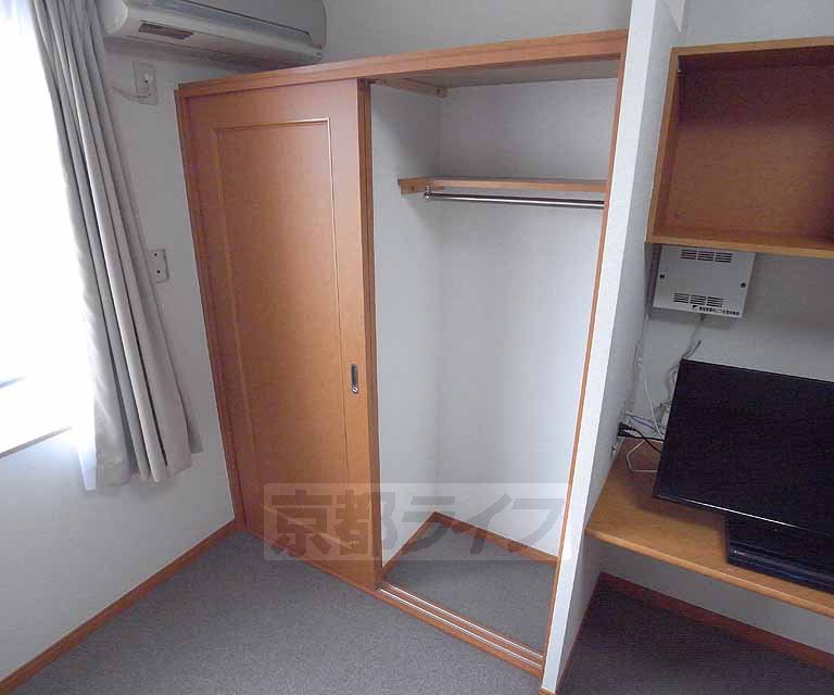 収納　服もかけれます。