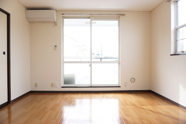 居室・リビング　２面採光の洋室