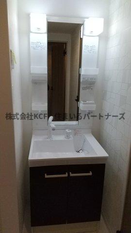 洗面設備　独立洗面台、小物を置くことができて便利です