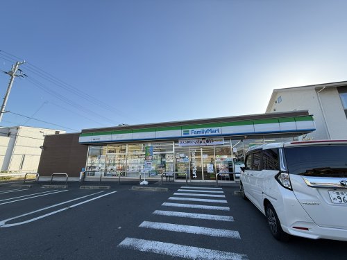 コンビニ　ファミリーマート 豊橋上野東店（コンビニ）まで593m