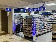 ドラックストア　トモズアコルデ代々木上原店（ドラッグストア）まで320m