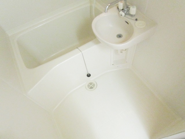 バス・シャワールーム　清潔感のあるバスルームです。