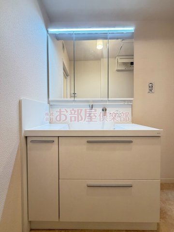 洗面設備　明るい洗面所です
