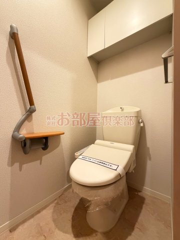 トイレ　落ち着いた色調のトイレです