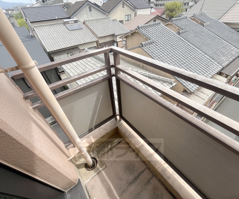 バルコニー　広く日当たりの良いバルコニー。