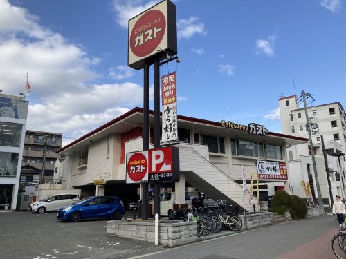 飲食店　ガスト 鶴見緑地公園店(から好し取扱店)（飲食店）まで597m