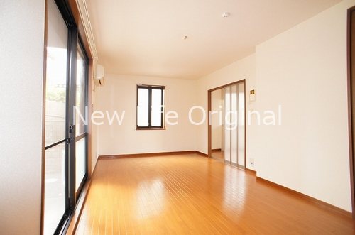 居室・リビング　広めの10.6帖の洋室。