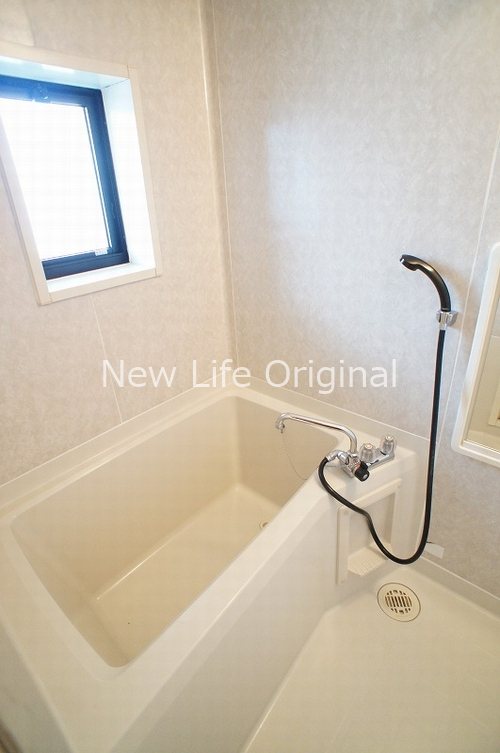 バス・シャワールーム　換気に便利な小窓付きの明るい浴室です。