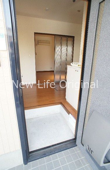 玄関　玄関にはシューズボックス、天板に小物も置けます。