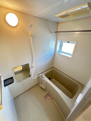 バス・シャワールーム　追い焚き機能・浴室暖房乾燥機付きバスルーム♪小窓があるので湿