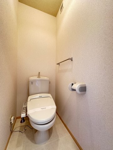 トイレ　トイレは温水洗浄便座付き♪人気のバストイレ別です♪横にはタオ