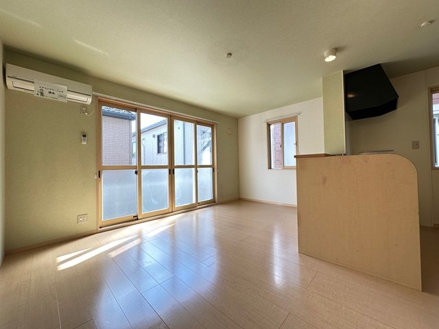 居室・リビング　1階・南西向きリビングダイニングキッチン15.3帖☆テラスに