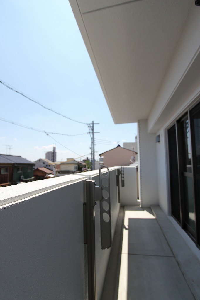 バルコニー　暖かな日差しのふりそそぐバルコニー