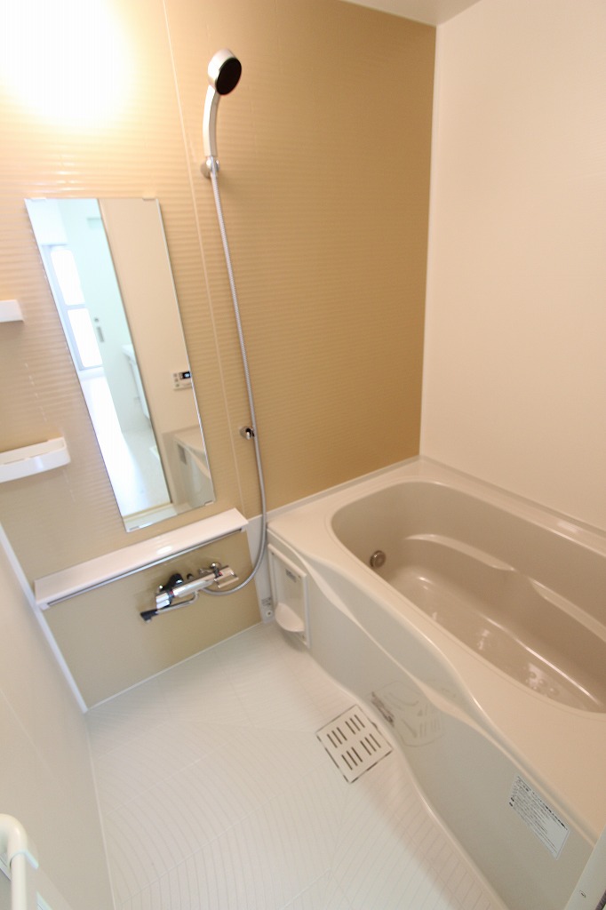 バス・シャワールーム　コンパクトで使いやすいお風呂です