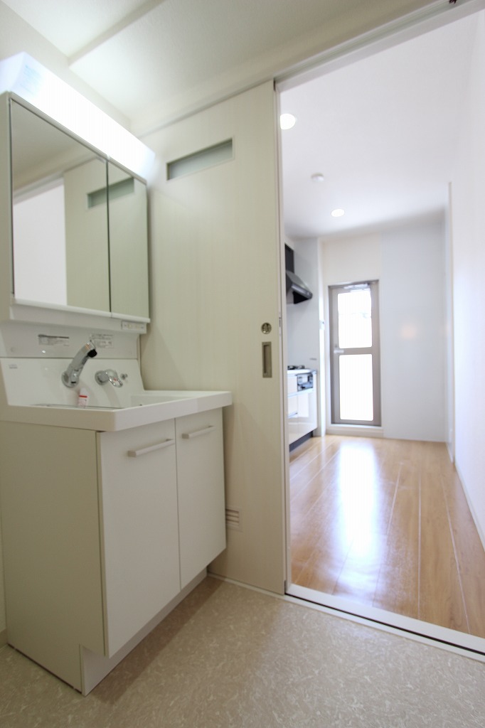 洗面設備　独立洗面台、朝の身支度には欠かせません