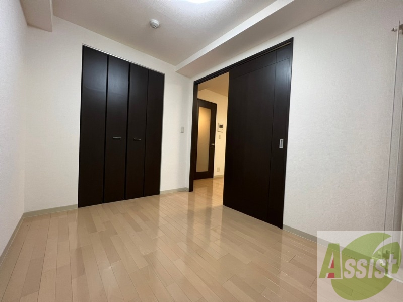 その他部屋・スペース　こちらが寝室です。窓が大きくて明るいですね。