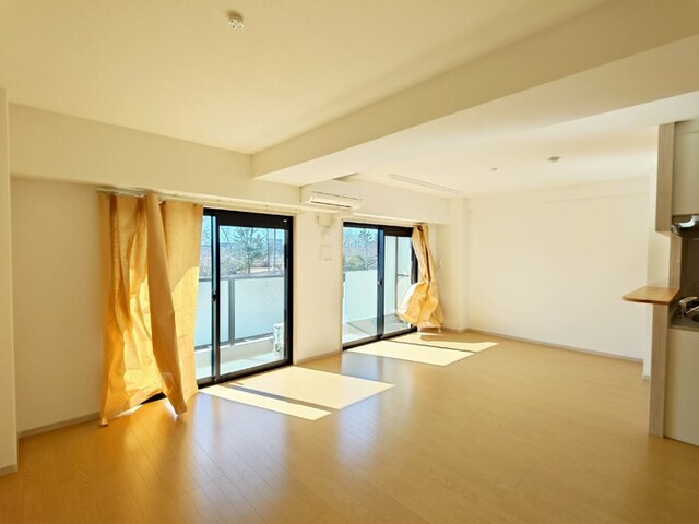 居室・リビング　ＬＤＫ１８．５帖（別角度）