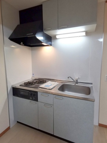 キッチン　2口ガスコンロとグリル付きのシステムキッチン