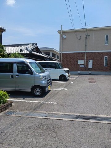 駐車場　駐車場があるので、車を買う予定の方も安心です