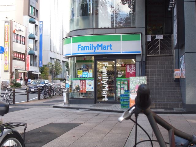 コンビニ　ファミリーマート（コンビニ）まで70m