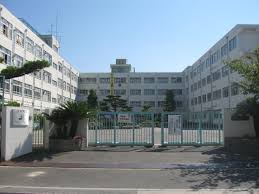 中学校　高槻市立第十中学校（中学校）まで309m