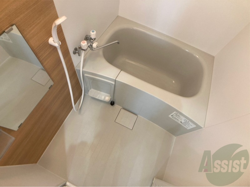 バス・シャワールーム　バスルームは狭すぎず、シャワーも浴びやすそうです。