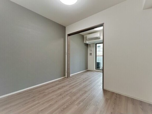 居室・リビング　※３階の別部屋の参考写真です。部屋によってカラータイプも異な