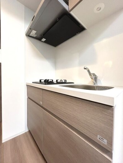 キッチン　※３階の別部屋の参考写真です。部屋によってカラータイプも異な