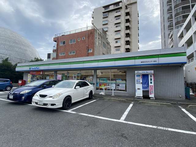 コンビニ　ファミリーマート（コンビニ）まで231m