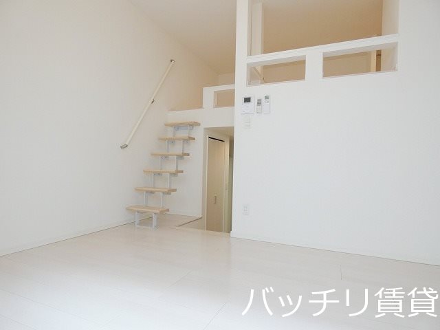 居室・リビング　別号室タイプの為、現状を優先致します。