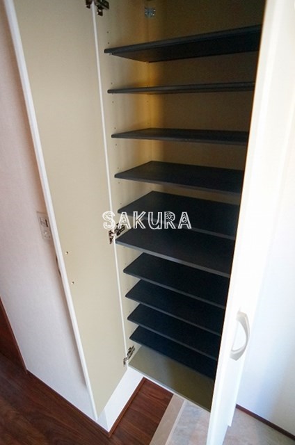 玄関　収納豊富なシューズボックスです♪