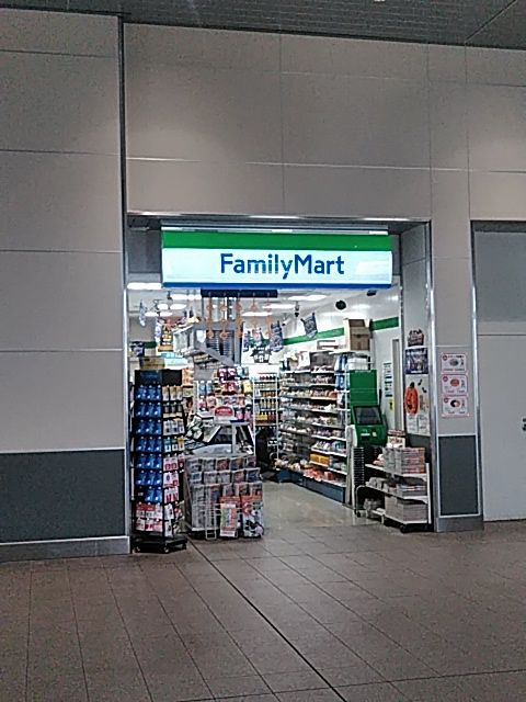 コンビニ　ファミリーマート岩槻駅店（コンビニ）まで565m