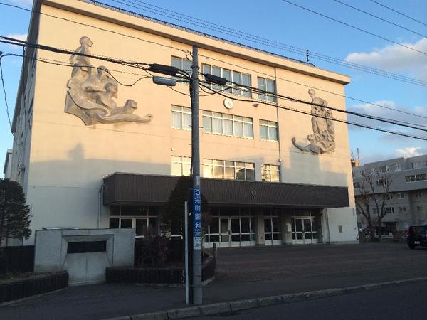 中学校　札幌市立栄町中学校（中学校）まで395m