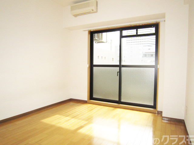 居室・リビング　窓を開けると涼しい風も取り込めます♪