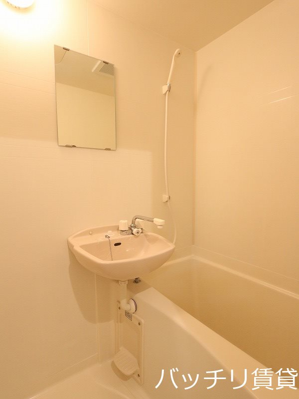 バス・シャワールーム　※同型タイプの為、現状を優先いたします