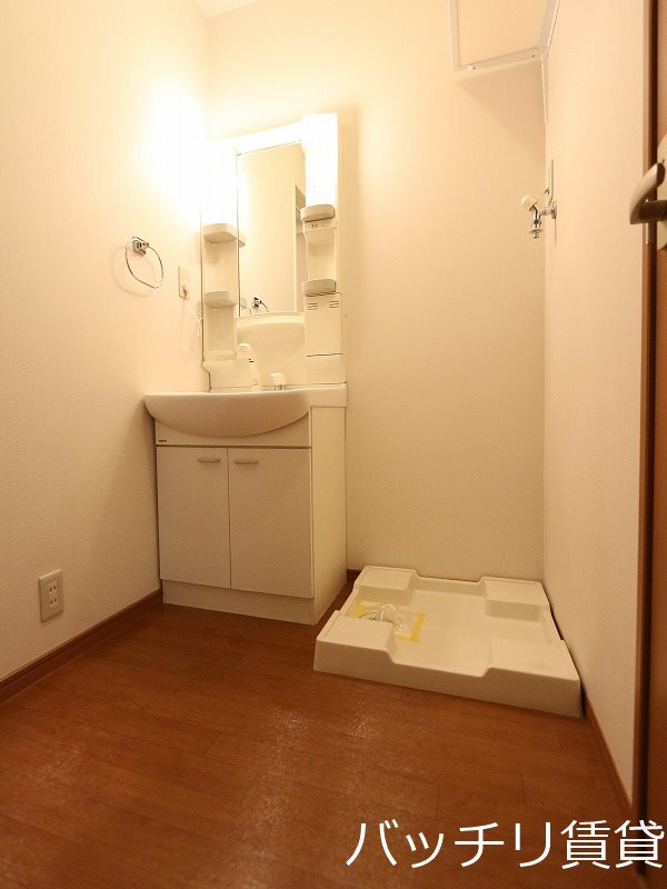 洗面設備　別号室タイプの為、現状を優先致します