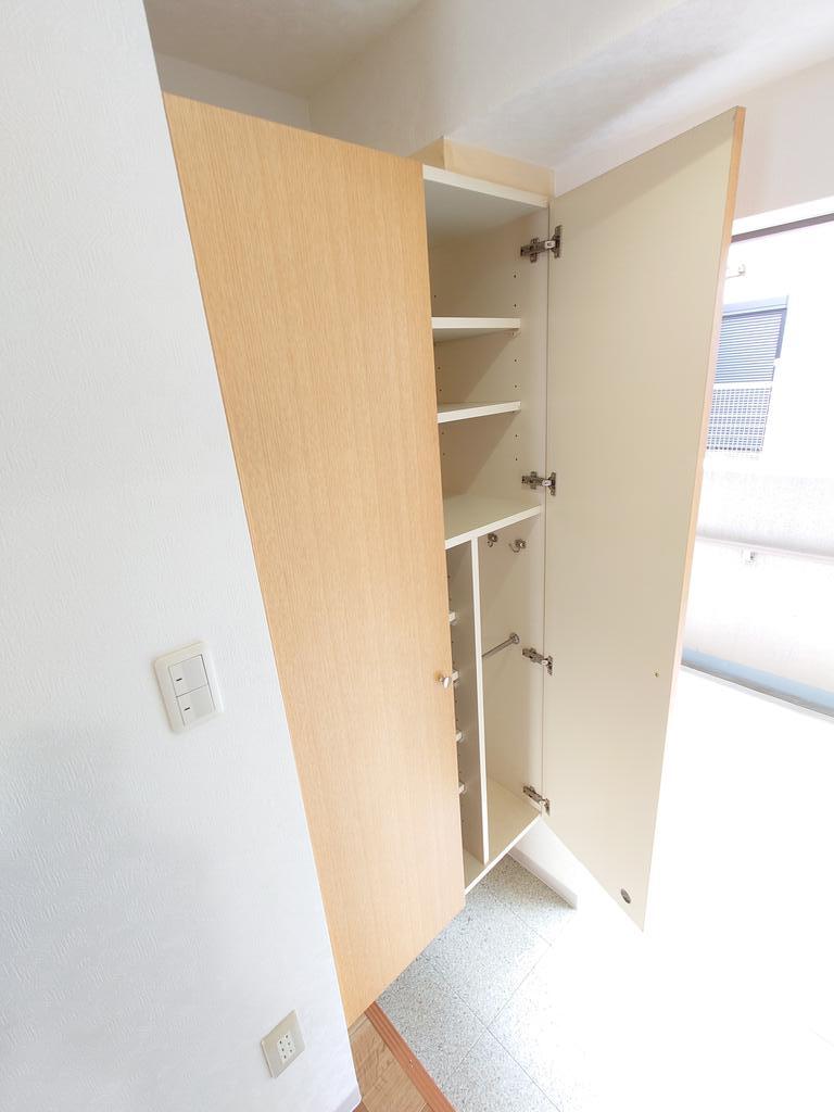 玄関　実際のお部屋は反転タイプです