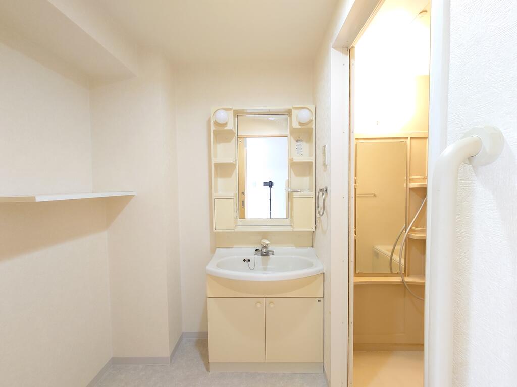 洗面設備　実際のお部屋は反転タイプです