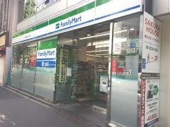 コンビニ　ファミリーマート新宿七丁目店（コンビニ）まで312m
