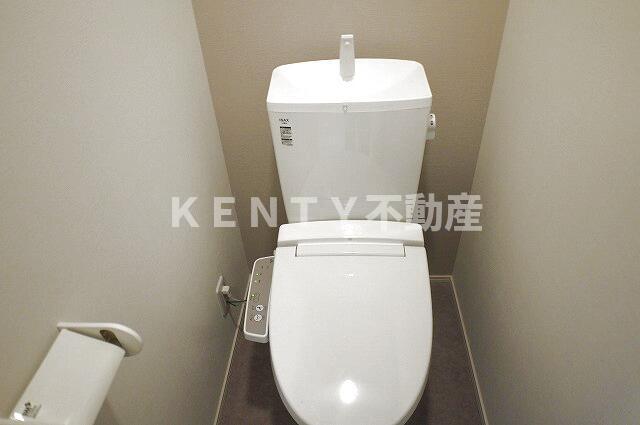 トイレ　落ち着いた色調のトイレです