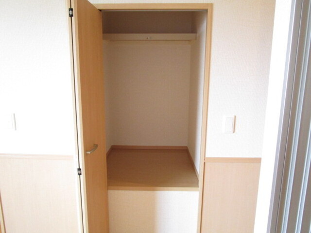 収納　階段上物入
